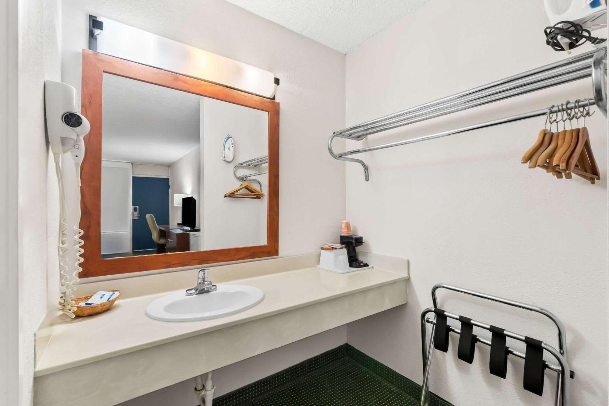 Rodeway Inn Долтон Экстерьер фото